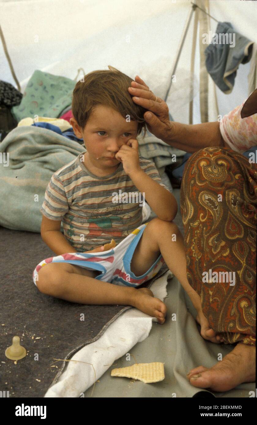 1995 - Flüchtlingskind auf dem Flugplatz Tuzla der Vereinten Nationen vorübergehendes Flüchtlingslager für bosnische Muslime, die vor dem Massaker von Srebrenica während des Bosnienkrieges fliehen Stockfoto