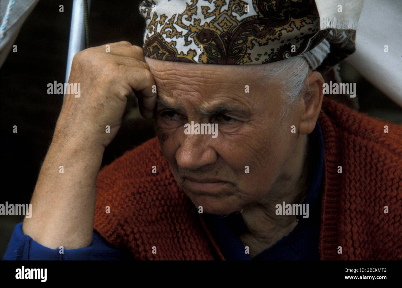 1995 - traumatisierte ältere weibliche Flüchtling aus Srebrenica auf dem Flugplatz Tuzla, vorübergehendes Flüchtlingslager für bosnische Muslime, die vor dem Massaker von Srebrenica während des Bosnienkrieges fliehen Stockfoto