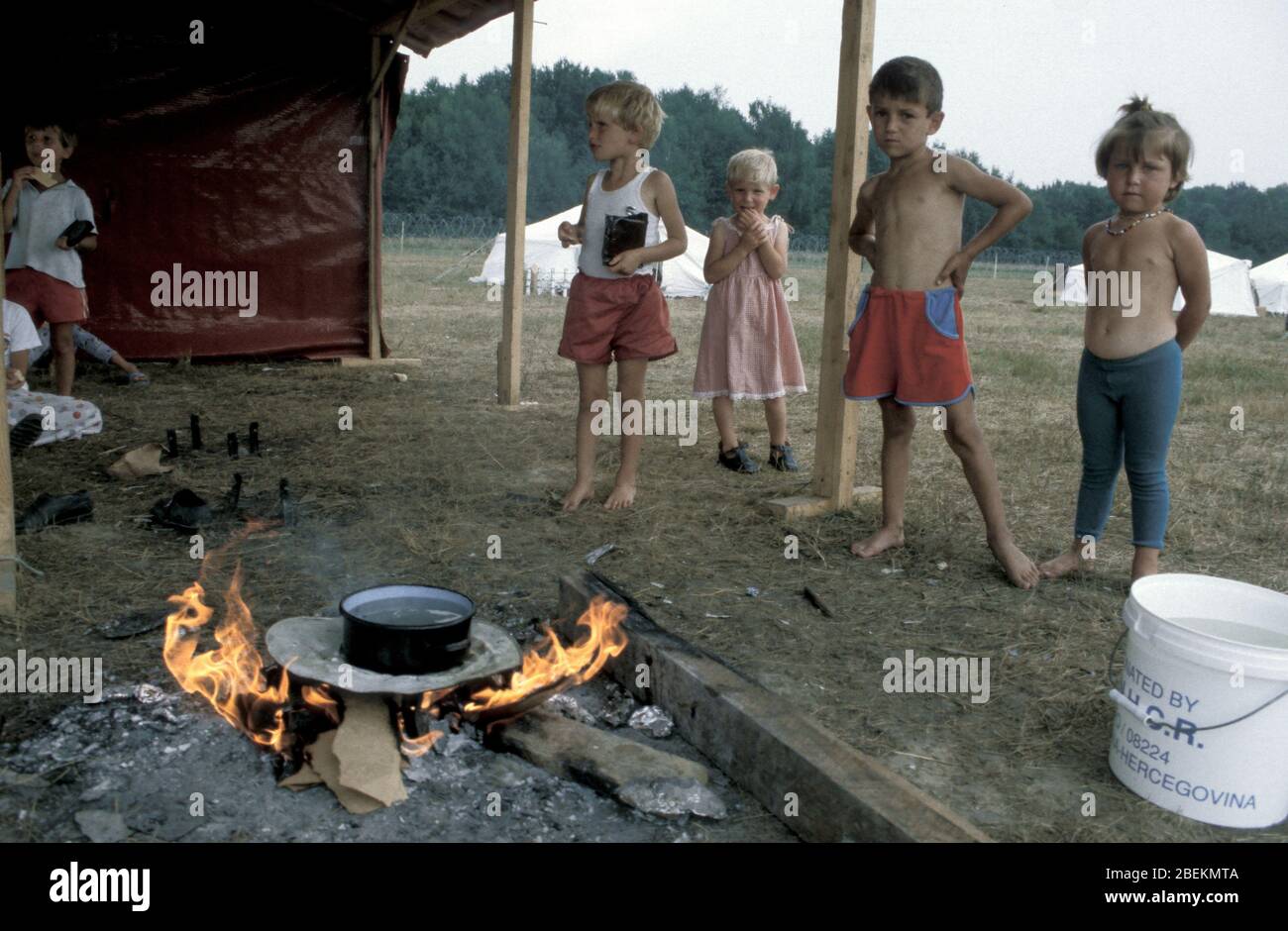 1995 - Kinder, die vor dem Massaker von Srebrenica während des Bosnienkrieges fliehen, werden in Zelten auf dem Flugplatz Tuzla der Vereinten Nationen untergebracht Stockfoto