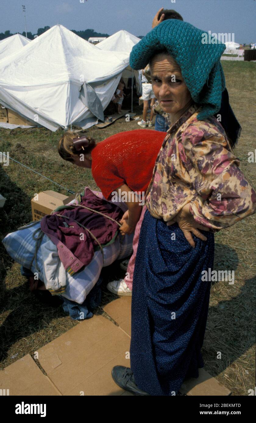 1995 - weibliche Flüchtlinge aus Srebrenica auf dem Flugplatz Tuzla UN-Flüchtlingslager für bosnische Muslime, die vor dem Massaker von Srebrenica während des Bosnienkrieges fliehen Stockfoto