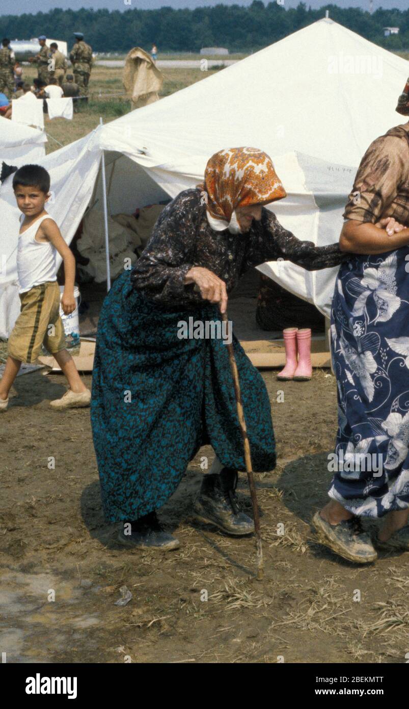 1995 - ältere weibliche Flüchtlinge aus Srebrenica auf dem Flugplatz Tuzla, vorübergehendes Flüchtlingslager für bosnische Muslime, die vor dem Massaker von Srebrenica während des Bosnienkrieges fliehen Stockfoto