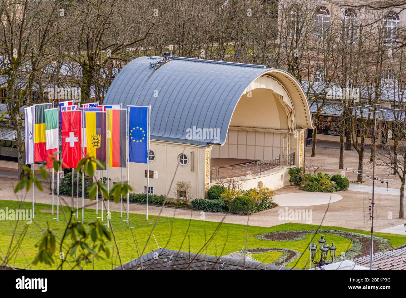 Live-Musik-Bühne oder Musikkapellenkabinet im Kurgarten neben dem Kurhaus in Baden-Baden. Januar 2020. Stockfoto