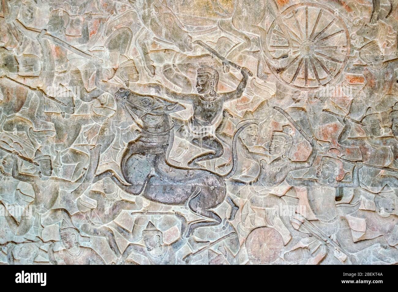 Reliefs erinnern an eine Reihe historischer Ereignisse aus der Regierungszeit von König Suryavarman II (12. Jahrhundert) in Angkor Wat, Siem Reap, Kambodscha Stockfoto