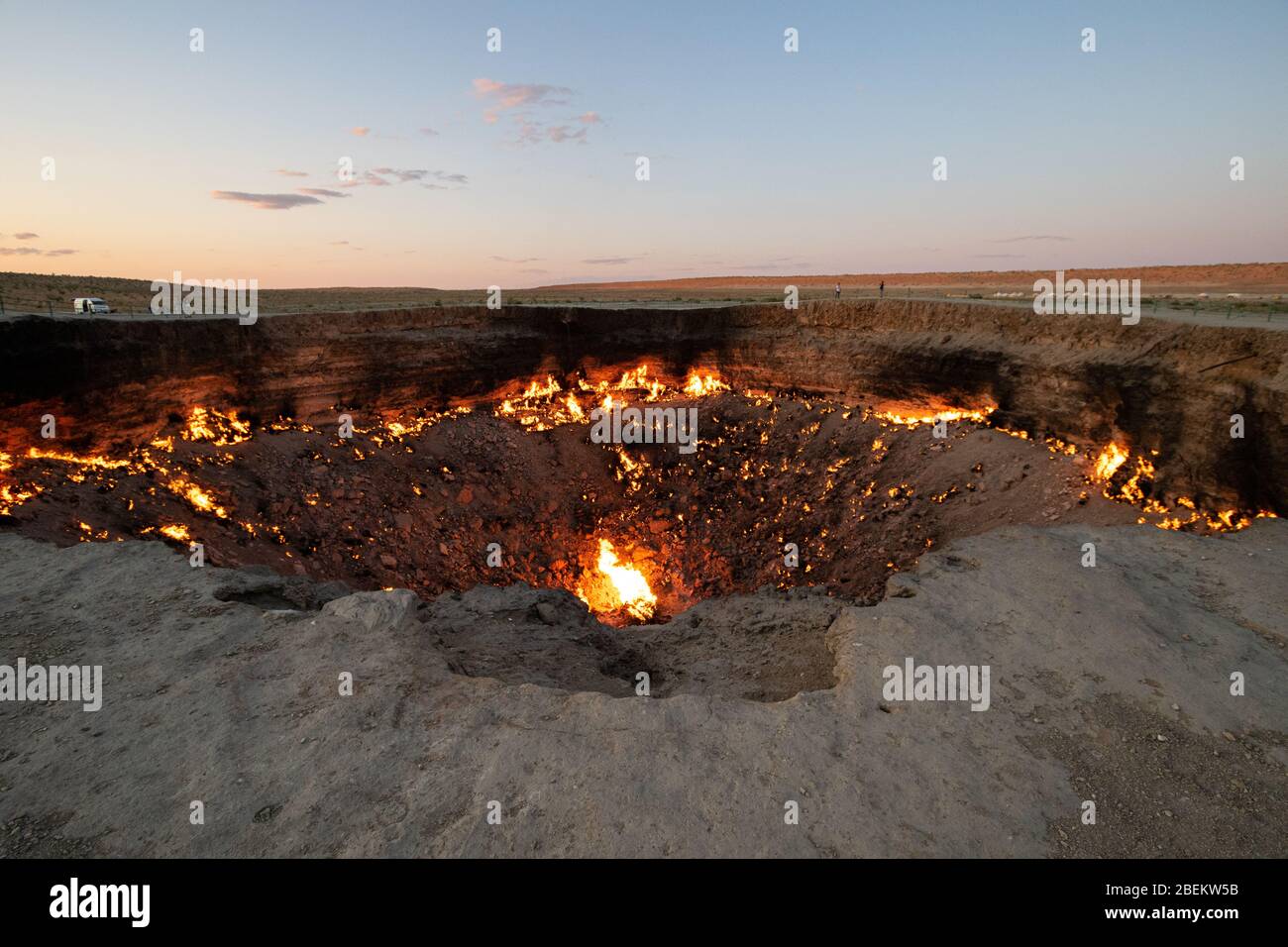 Sonnenuntergang am Darvasa Krater, auch bekannt als der Tor zur Hölle, der Flammengaskrater in Darvaza (Darvasa), Turkmenistan Stockfoto