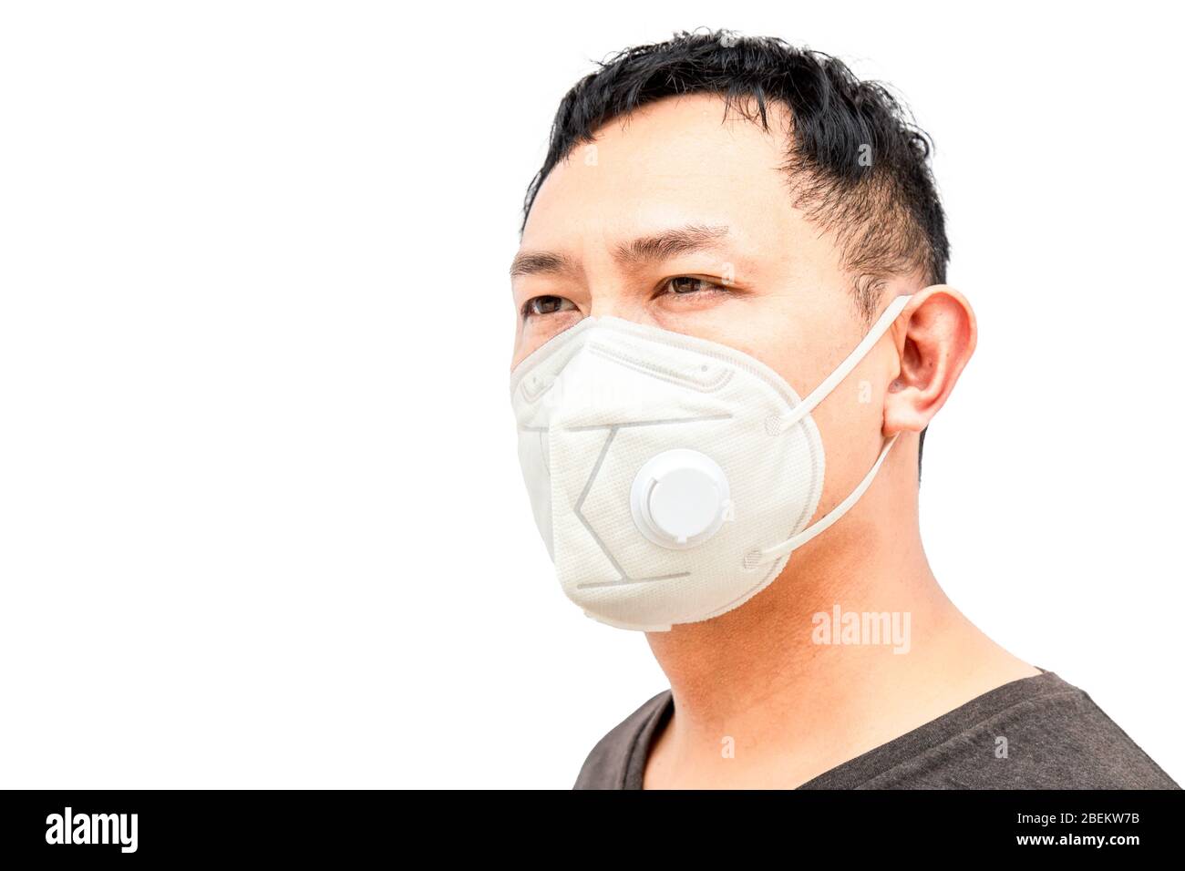 Asiatische mittleren Alters Mann Asien ethnische trägt Gesundheitsmaske, um Virus oder Grippe oder covid19 oder Coronavirus und weißen Hintergrund Kopieplatz zu verhindern. Beschneidungspfad Stockfoto