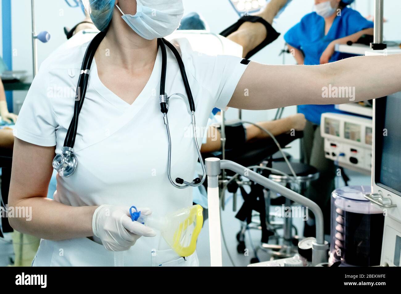 Ein Intensivarzt bereitet bei einem kritischen Patienten mit Coronavirus Geräte für die künstliche Beatmung der Lunge für die Intubation vor. COVID-19 Stockfoto