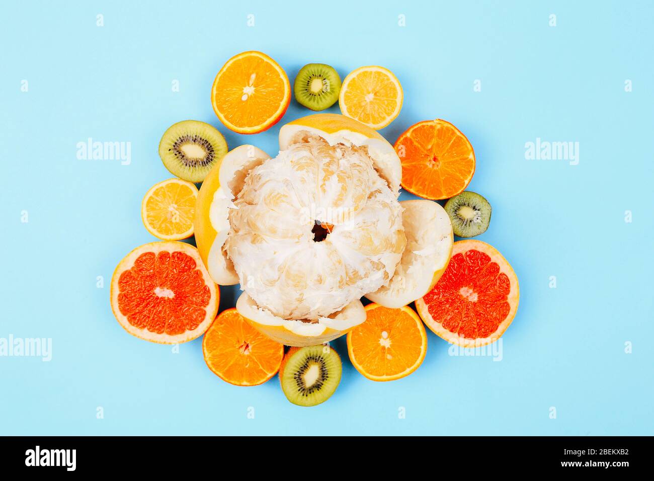 Zitrusfrüchte Hintergrund Orange Zitrone Grapefruit Mandarin Kiwi. Flatlay-Komposition Stockfoto