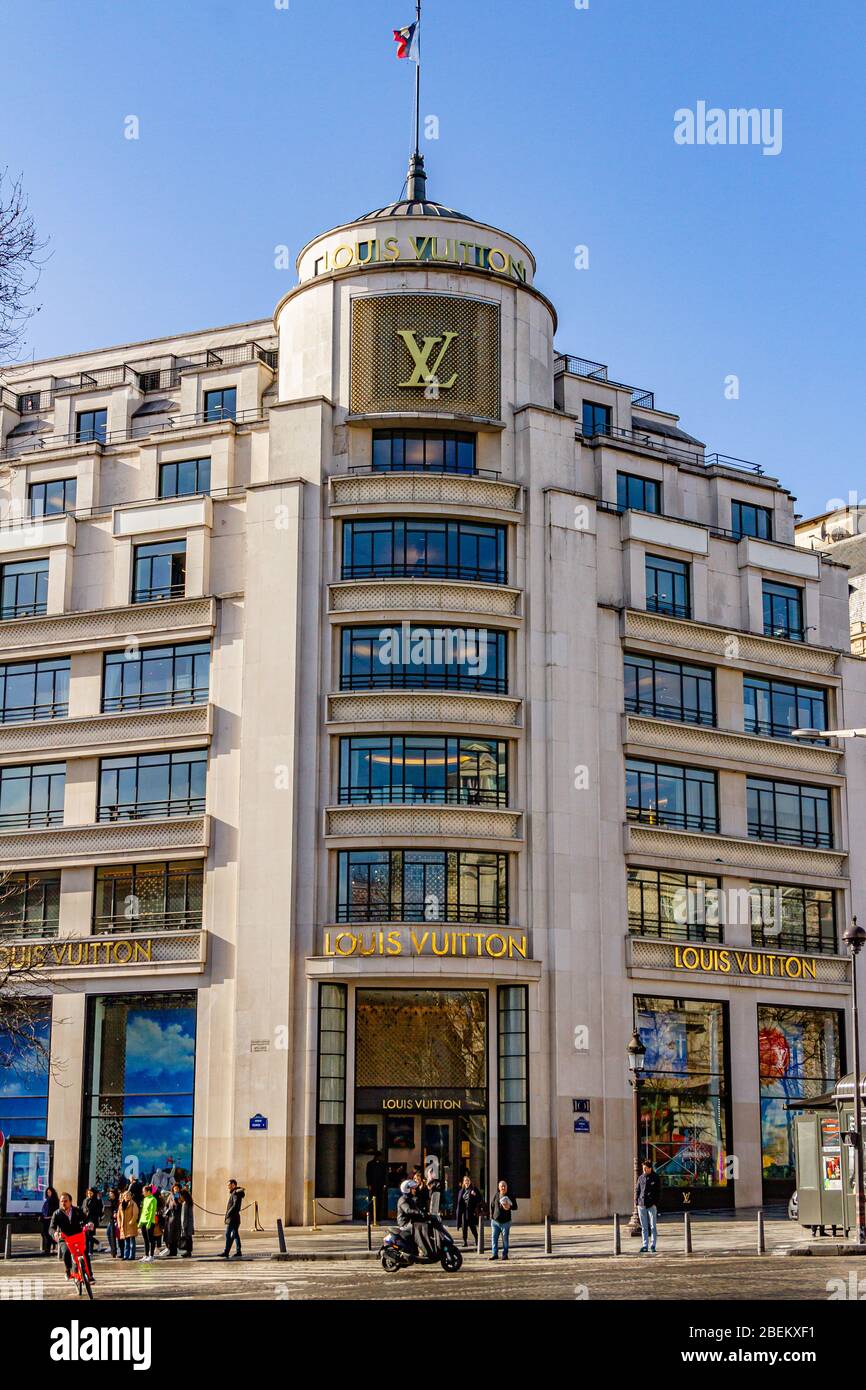 Die Vorderseite des Louis Vuitton Modehauses auf der Champs-Élysées in Paris, Frankreich. Februar 2020. Stockfoto