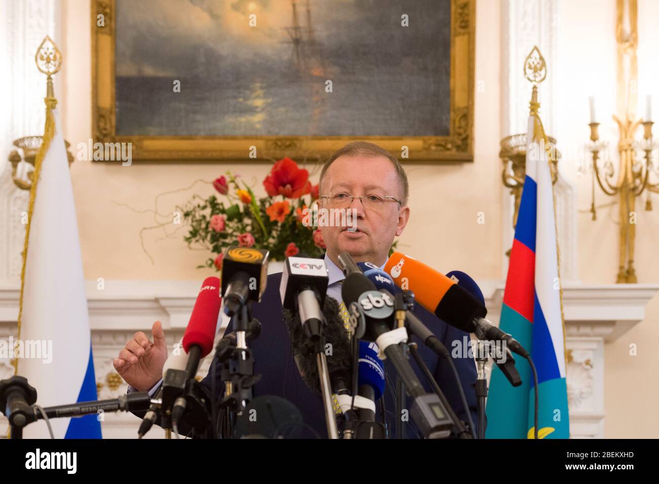 Der russische Botschafter in Großbritannien, Alexander Wladimirowitsch Jakowenko, hielt eine Pressekonferenz ab, in der er über die Vergiftung von Sergei und Julia sprach Stockfoto