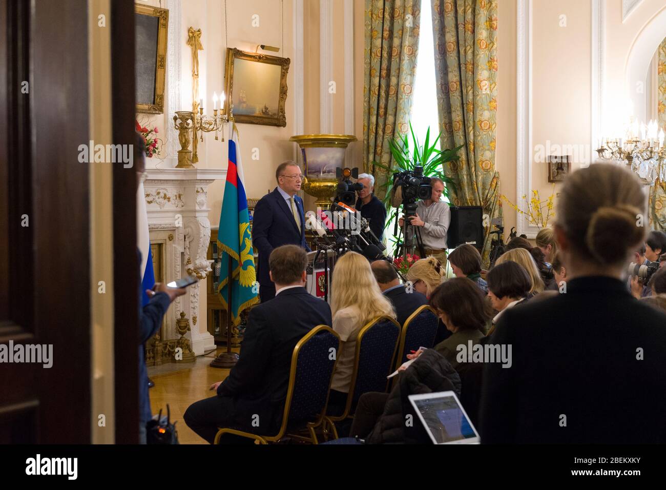 Der russische Botschafter in Großbritannien, Alexander Wladimirowitsch Jakowenko, hielt eine Pressekonferenz ab, in der er über die Vergiftung von Sergei und Julia sprach Stockfoto