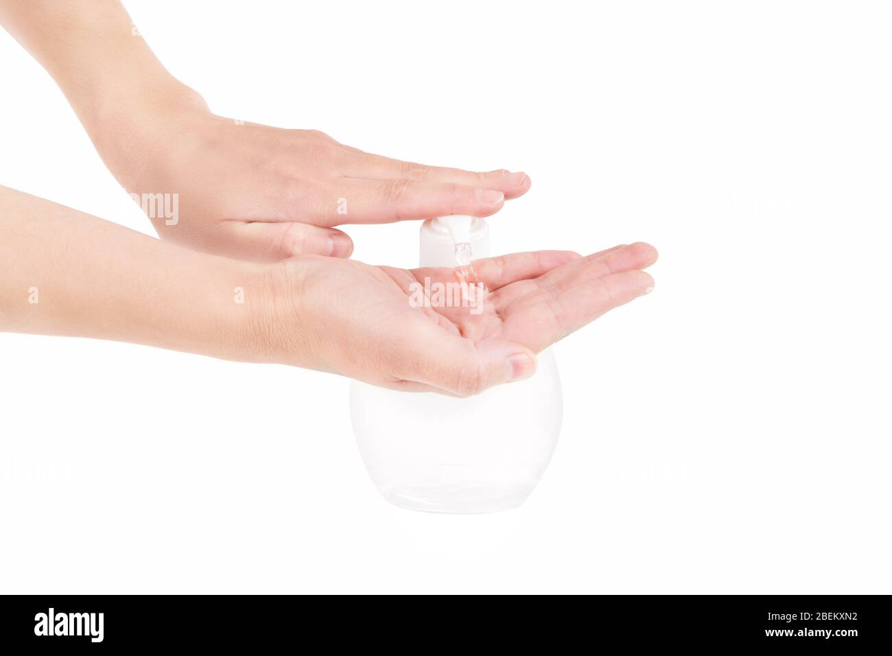 Weibliche Hände Pumpen antibakterielles Gel aus einer Spenderflasche, um die Hände zu waschen. Verwenden eines Handdesinfektionsmittels. Stockfoto