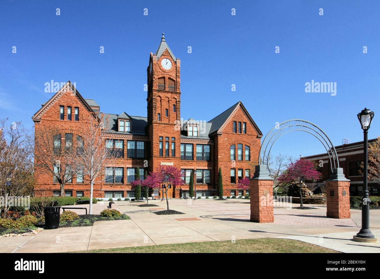Old North Tower war das erste permanente Gebäude auf dem Campus der heutigen University of Central Oklahoma in Edmond. Stockfoto