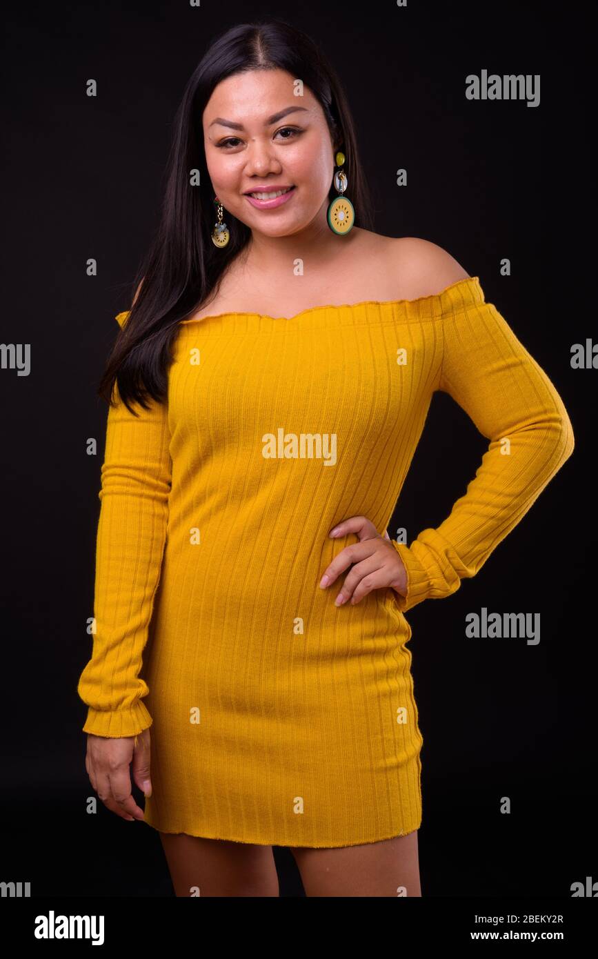 Schöne übergewichtige asiatische Frau tragen off Schulter Kleid Stockfoto