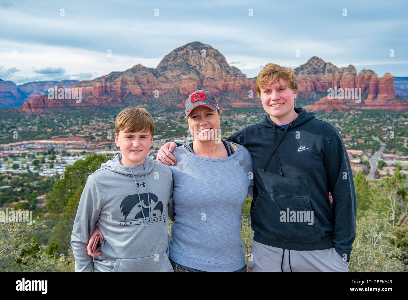 Wandern in Sedona Arizona mit der Familie Stockfoto