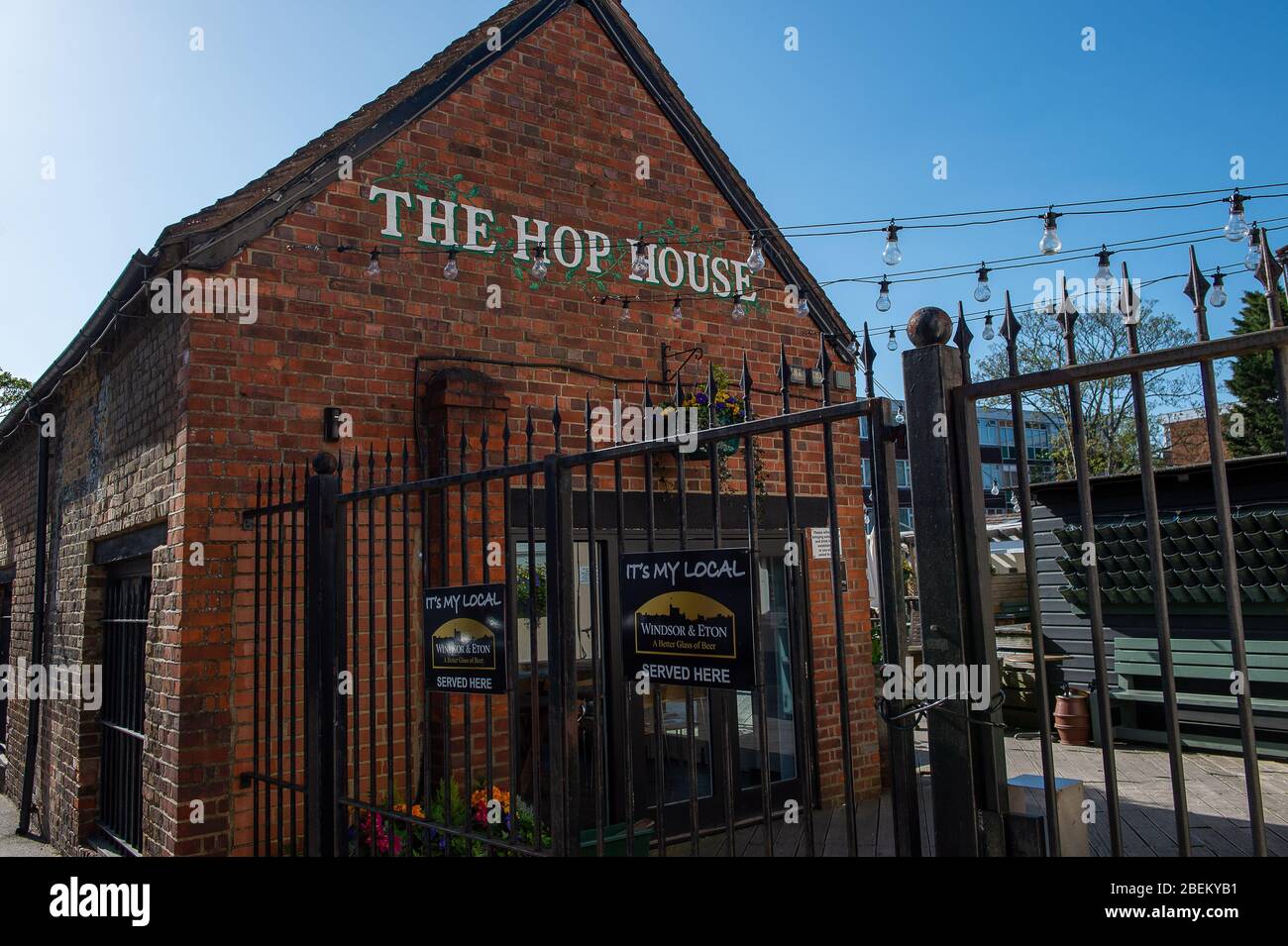 Eton, Windsor, Großbritannien. April 2020. Der Biergarten und das private Essen im Hop House im George Pub der Windsor & Eton Brewery in Eton sind derzeit wegen der Coronavirus Pandemie geschlossen. Kredit: Maureen McLean/Alamy Stockfoto