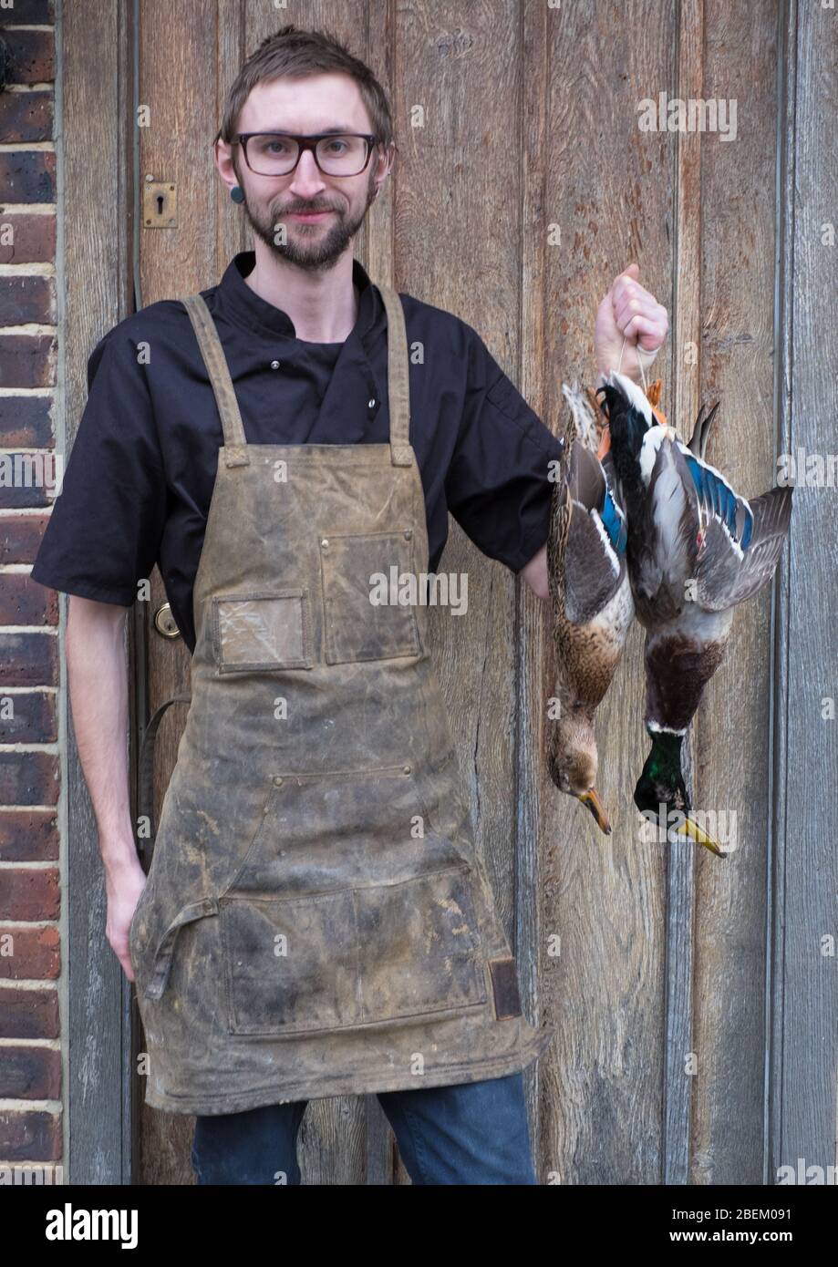 John Young, Küchenchef im Red Lion in Stodmarsh, im Südosten Kents, mit Stockards von Stour Valley Game Stockfoto