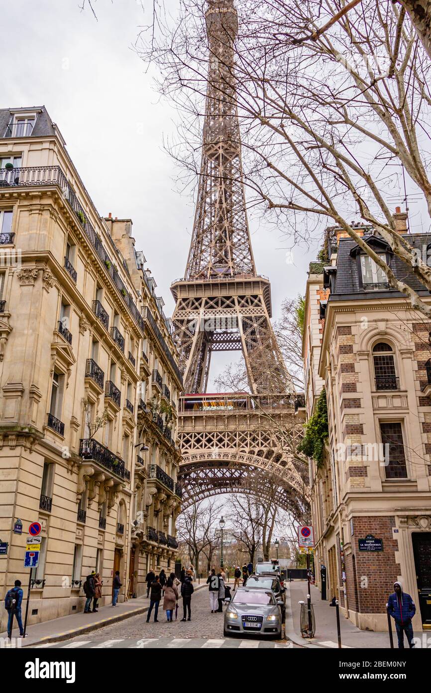 Der Eiffelturm von der nahe gelegenen Rue de l'Université, Paris, Frankreich. Februar 2020. Stockfoto