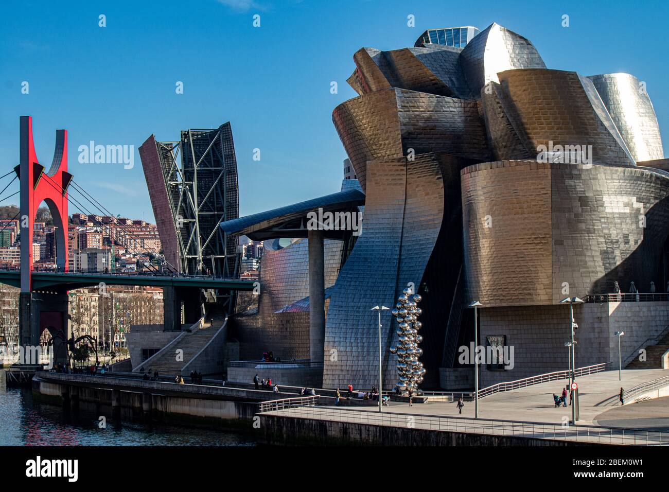 Guggenheim Museum und die rote Brücke, Bilbao Stockfoto