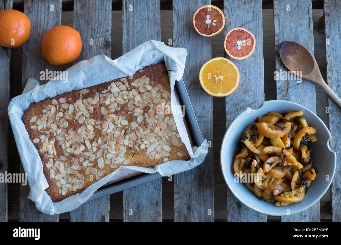 Würziger Orangen- und Mandelkuchen von Wasted Kitchen aus Kent mit übrig gebliebenen Orangen und Gewürzen Stockfoto