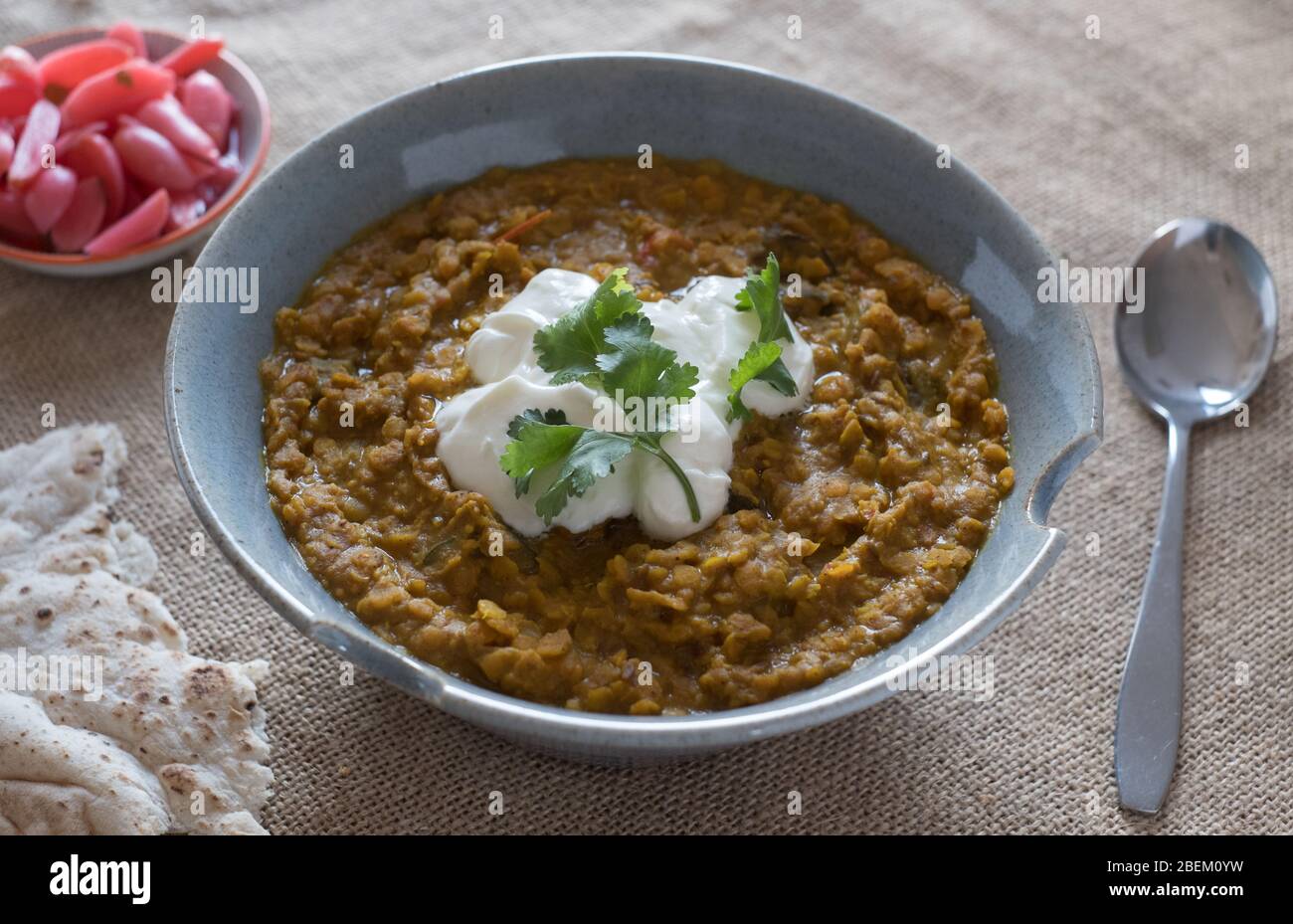 Dal und eingelegte Radieschen von Wasted Kitchen, einem in Kent ansässigen Lebensmittelgeschäft, das Reste von Lebensmitteln in Fertiggerichte verwandelt Stockfoto