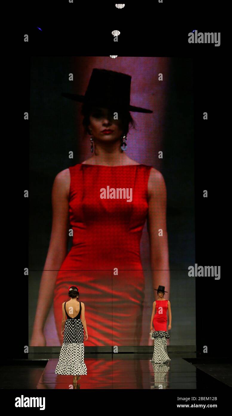SEVILLA, SPANIEN - JAN 30: Modell mit Kleid aus der Kollektion Arpegio von Designerin Catarina Santos Rodrigues im Rahmen der SIMOF 2020 (Foto: Mickael Chavet) Stockfoto