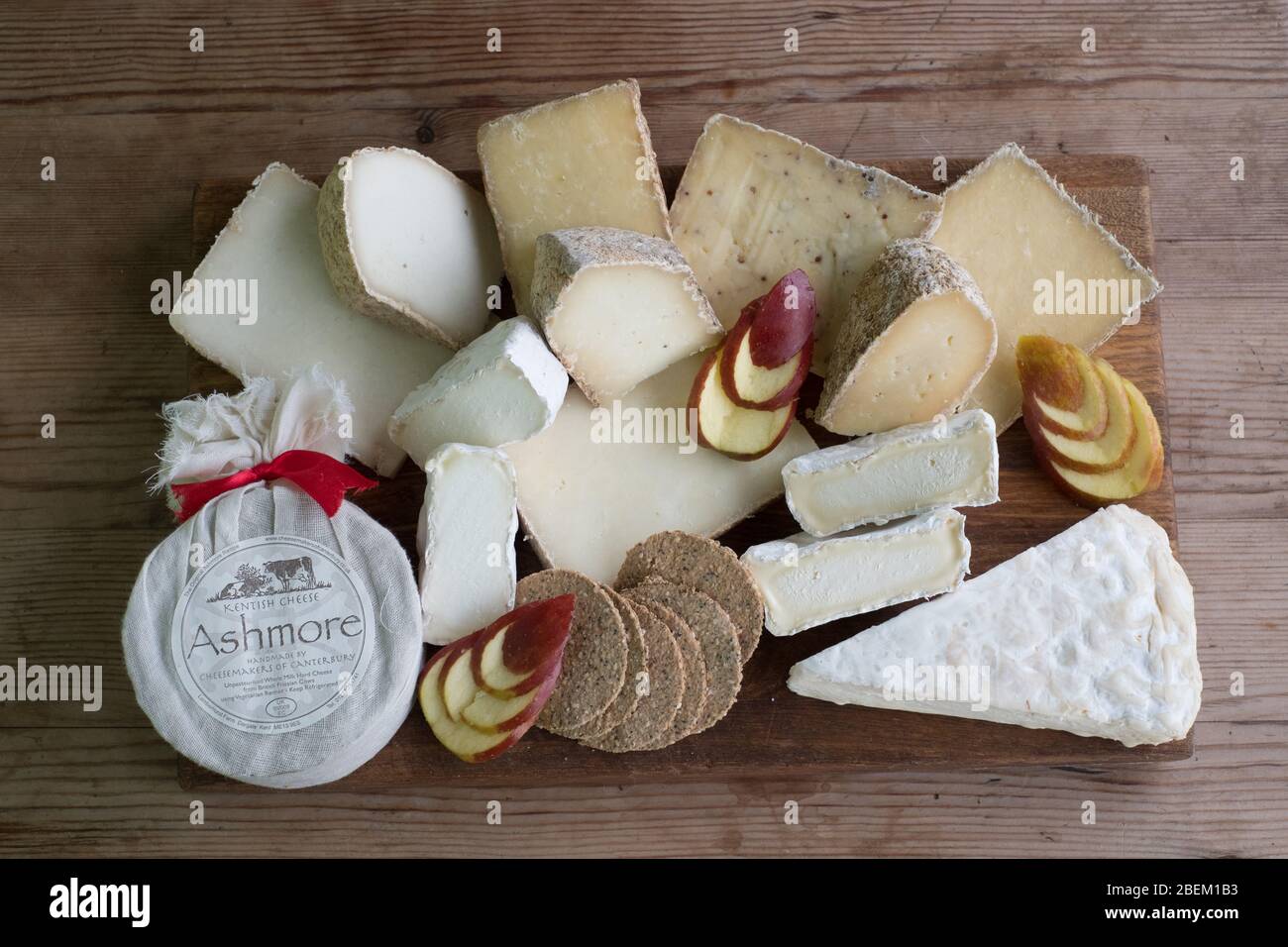 Käsereien von Canterbury Käseplatte in der Goods Shed Foodhall, einschließlich der berühmten Ashmore Stockfoto