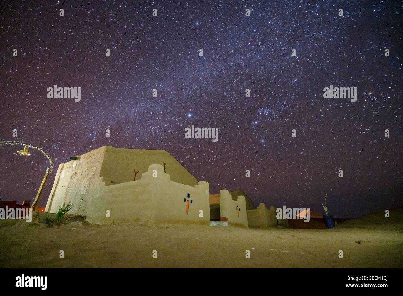 Traditionelle Lehmhäuser und ein herrlicher Nachthimmel über der Sahara, Marokko Stockfoto