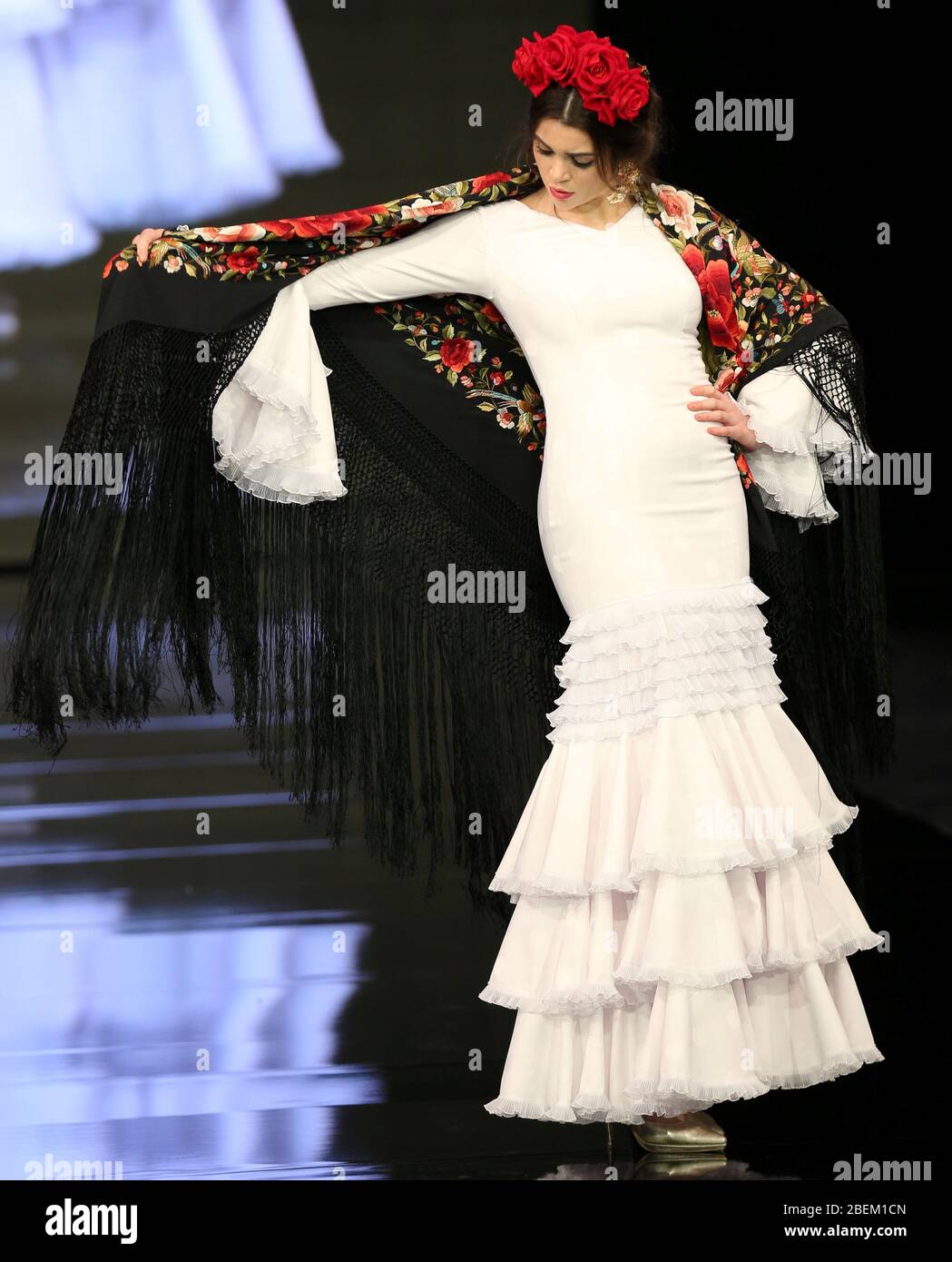 SEVILLA, SPANIEN - JAN 30: Modell mit Kleid aus der Kollektion Arpegio von Designerin Catarina Santos Rodrigues im Rahmen der SIMOF 2020 (Foto: Mickael Chavet) Stockfoto