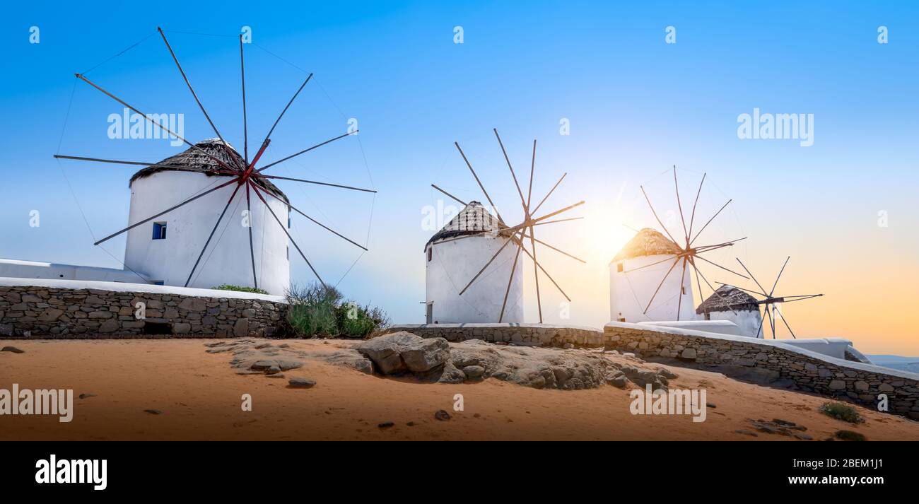Mykonos, Griechenland. Berühmte weiße alte Windmühlen bei Sonnenuntergang. Panoramablick. Stockfoto