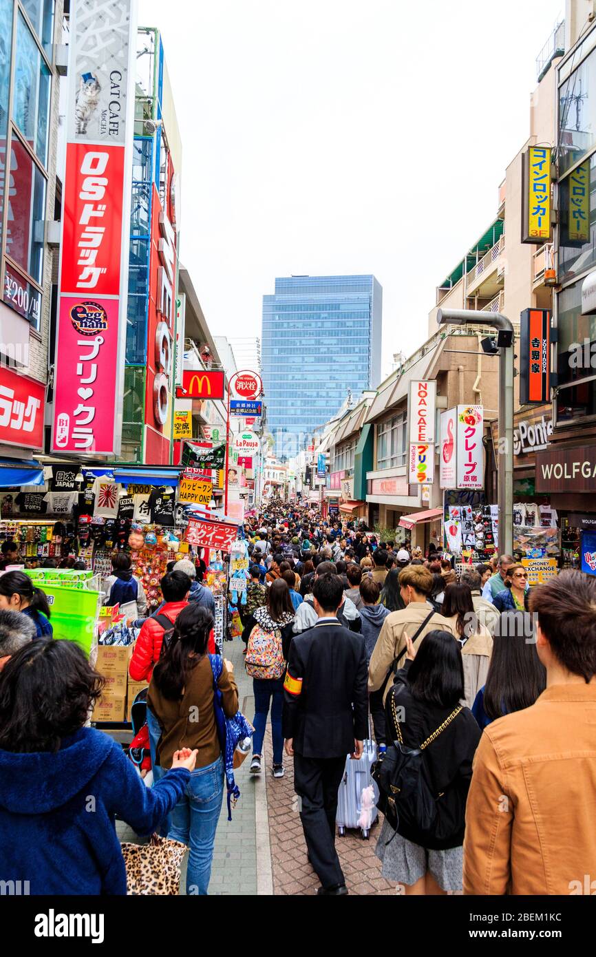 Takeshita Straße in Harajuku, Tokio. Blick entlang der berühmten  Fußgängerzone Einkaufsstraße mit japanischen und ausländischen Touristen  überfüllt. Tagsüber Stockfotografie - Alamy