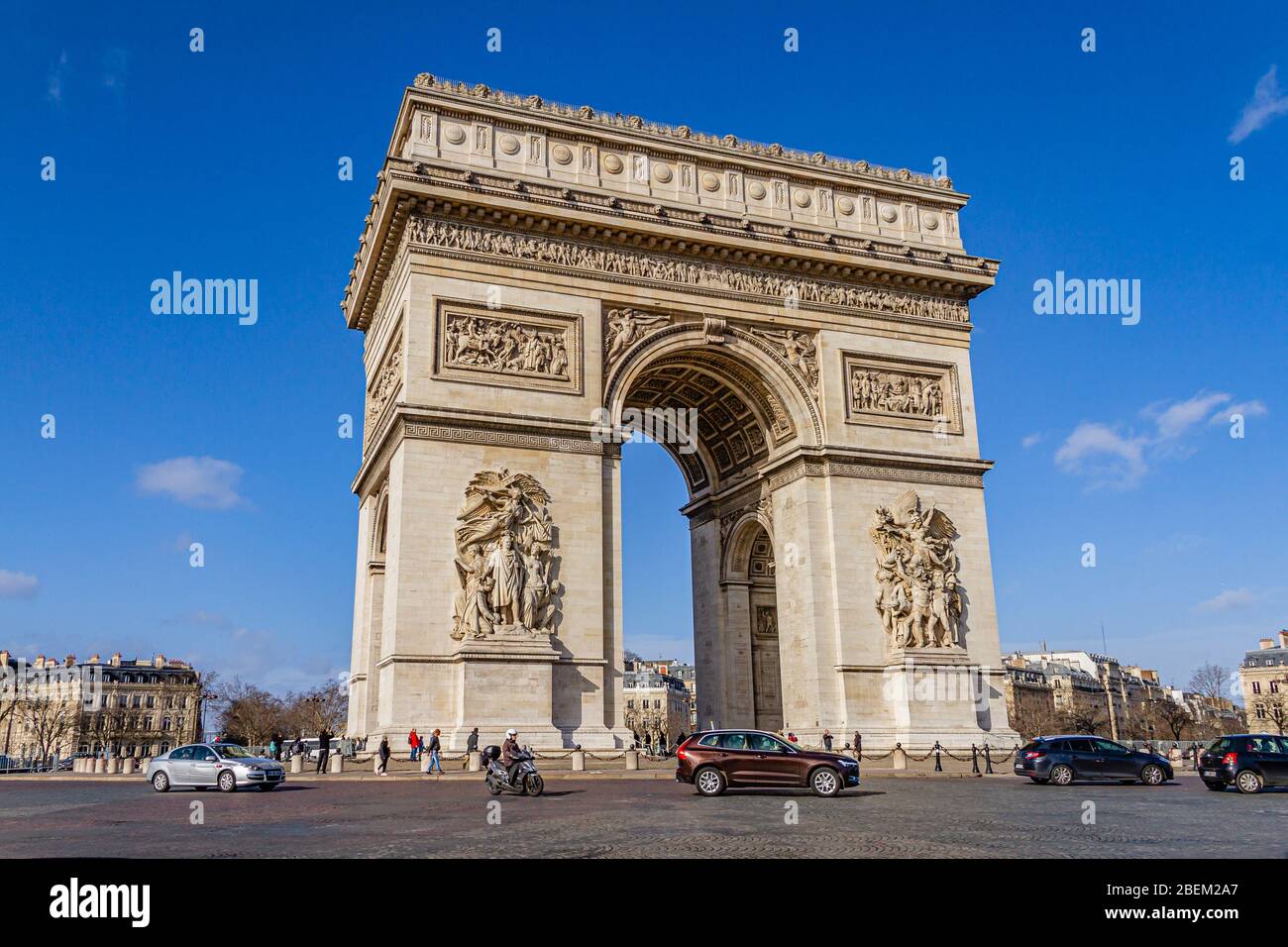 Der Triumphbogen, ein bedeutendes Denkmal auf dem Place Charles de Gaulle, Paris, Frankreich. Februar 2020. Stockfoto