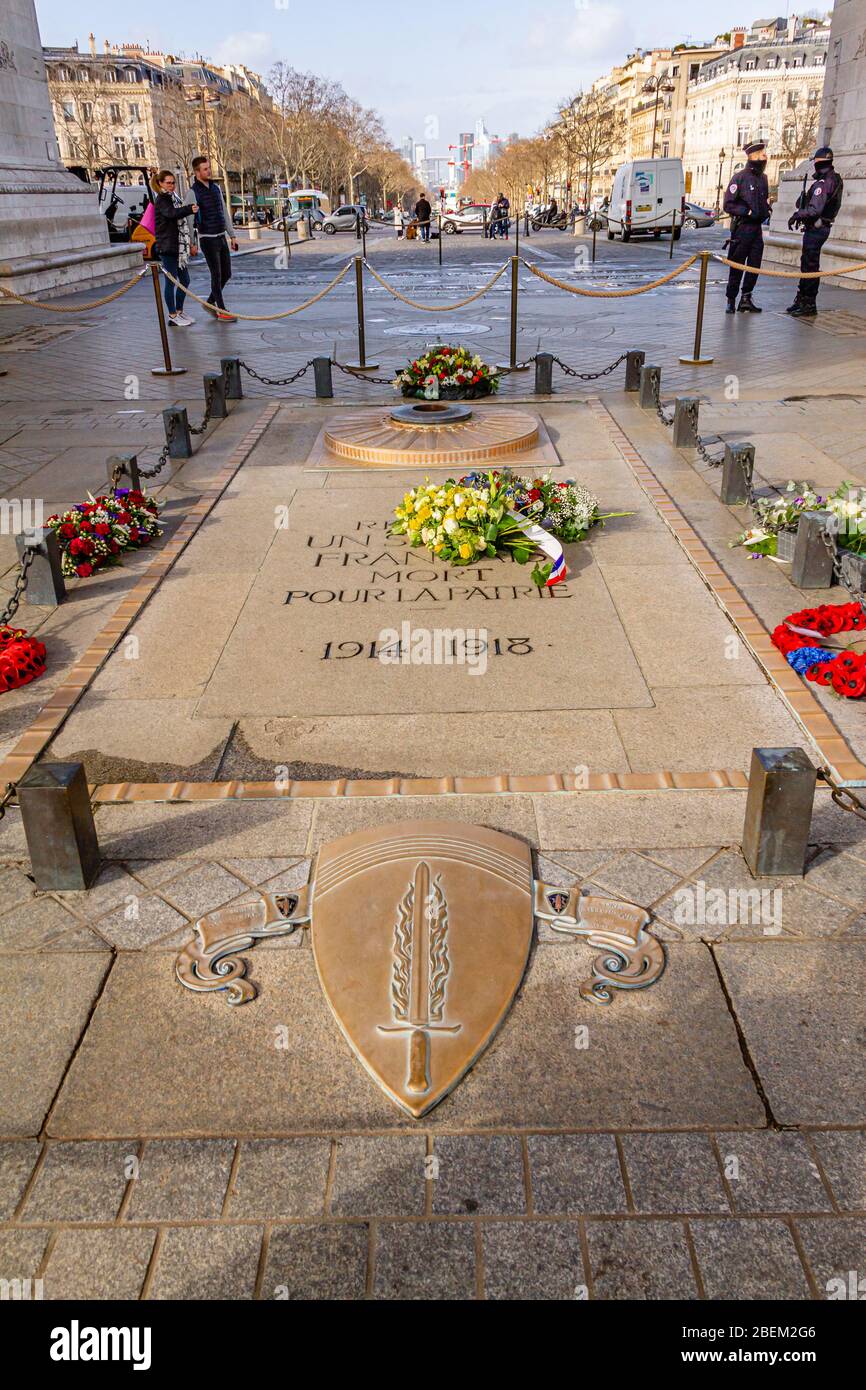 Das Grab des unbekannten Soldaten und der ewigen Flamme, ein Denkmal des Ersten Weltkriegs, unter dem Triumphbogen in Paris, Frankreich. Februar 2020. Stockfoto