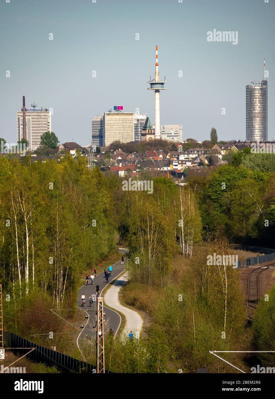 Radweg Rheinische Bahn zwischen Essen und MŸlheim an der Ruhr, ehemalige Bahnstrecke, erweitert zu Radweg und Gehweg, Herz der Zukunftszeit Stockfoto