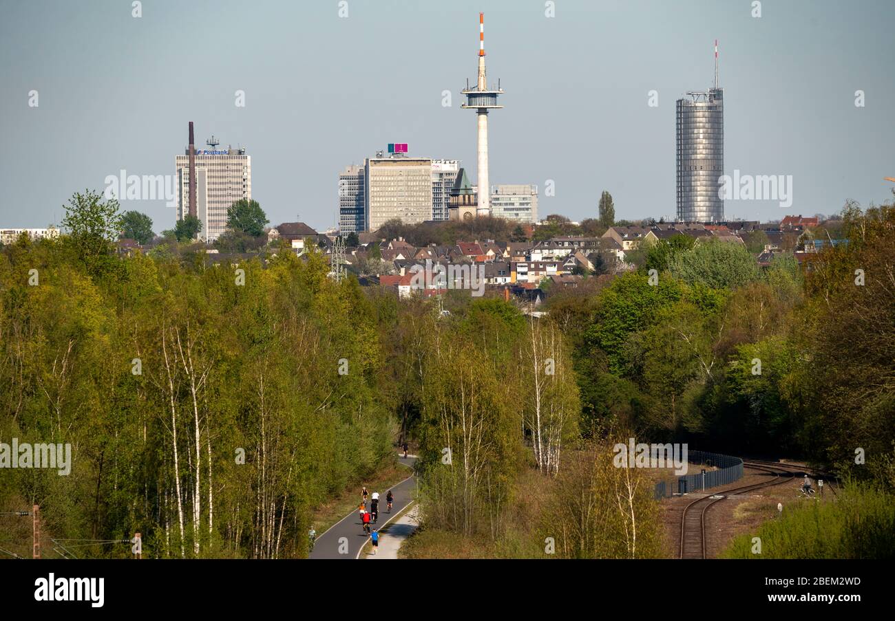 Radweg Rheinische Bahn zwischen Essen und MŸlheim an der Ruhr, ehemalige Bahnstrecke, erweitert zu Radweg und Gehweg, Herz der Zukunftszeit Stockfoto