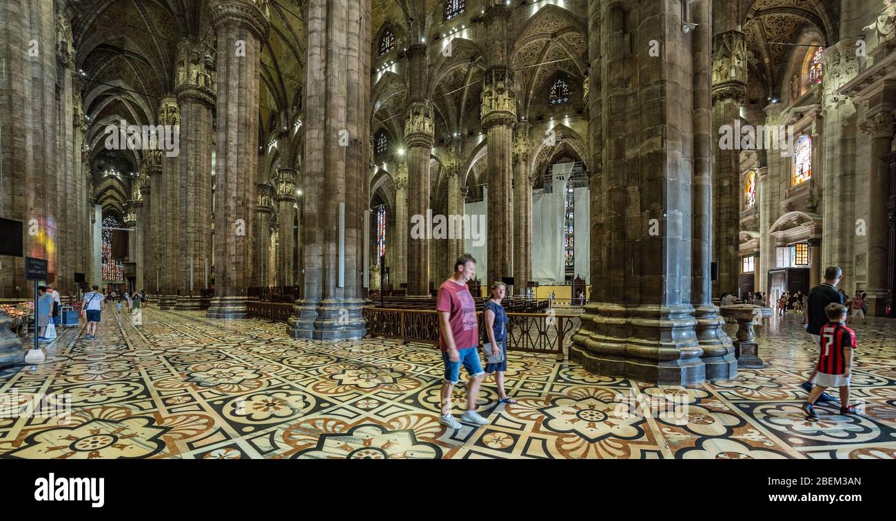 MAILAND, ITALIEN - 1. August 2019: Innenansicht des berühmten Doms Duomo di Milano auf der Piazza in Mailand, Italien. Super Weitwinkelobjektiv aufgenommen. Stockfoto