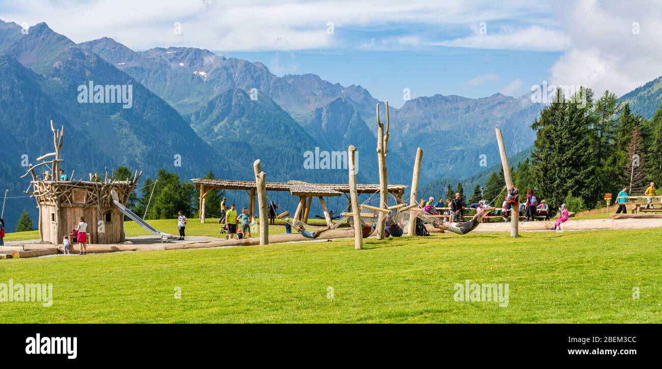 Spielplatz „Pejo Kinderland“ im Pejo-Tal: Der ideale Sommer- und Winterurlaub für Familien mit Kindern, Pejo, Val di Sole, Trentino Alto Adige Stockfoto