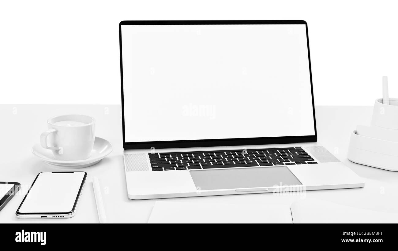 Top-Ansicht Laptop mit Tablet und Handy weißen Bildschirm in modernen Innenraum minimalistischen weißen Arbeitsplatz , einfach umpacken Sie Ihr Design in weißen Bildschirm Stockfoto