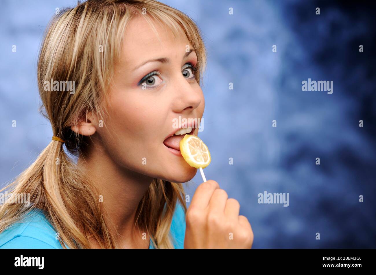 Die junge Frau mit zwei Schwänzen und mit Lollypop Stockfotografie Alamy