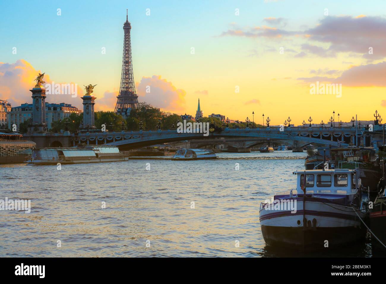 Eiffelturm und Alexandre III Brücke bei Sonnenuntergang Stockfoto