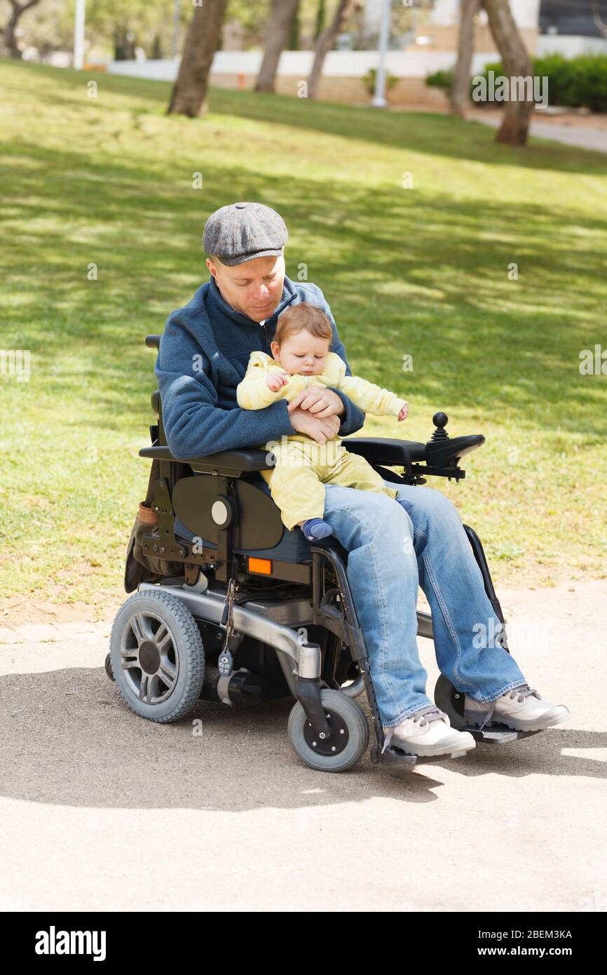 Behinderten Vater spielen mit seinem kleinen Sohn Stockfoto