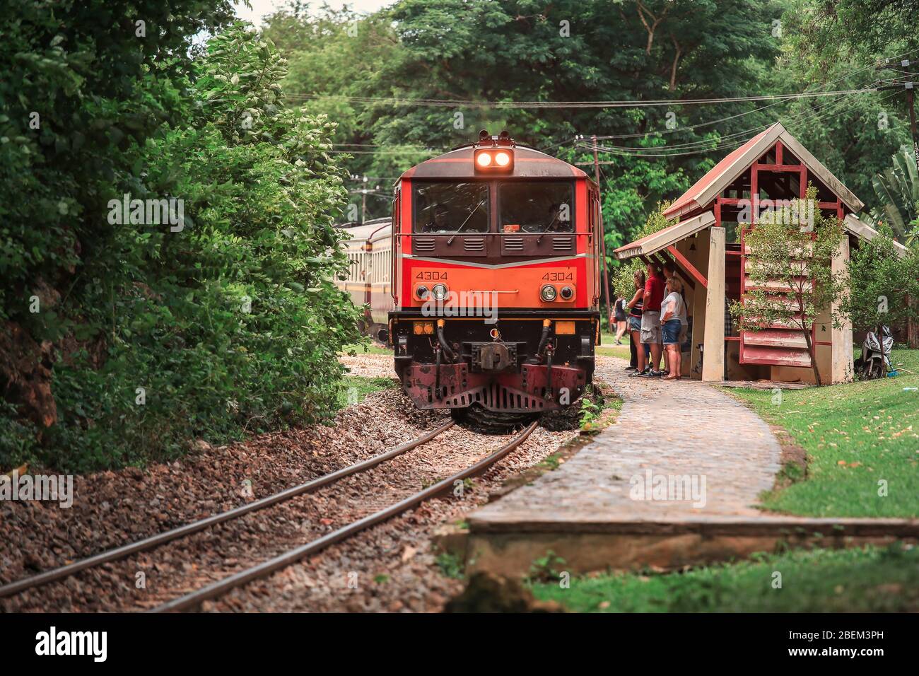 Blick auf den Zug vom River Kwai Bahnhof in Kanchanaburi, Thailand. Stockfoto