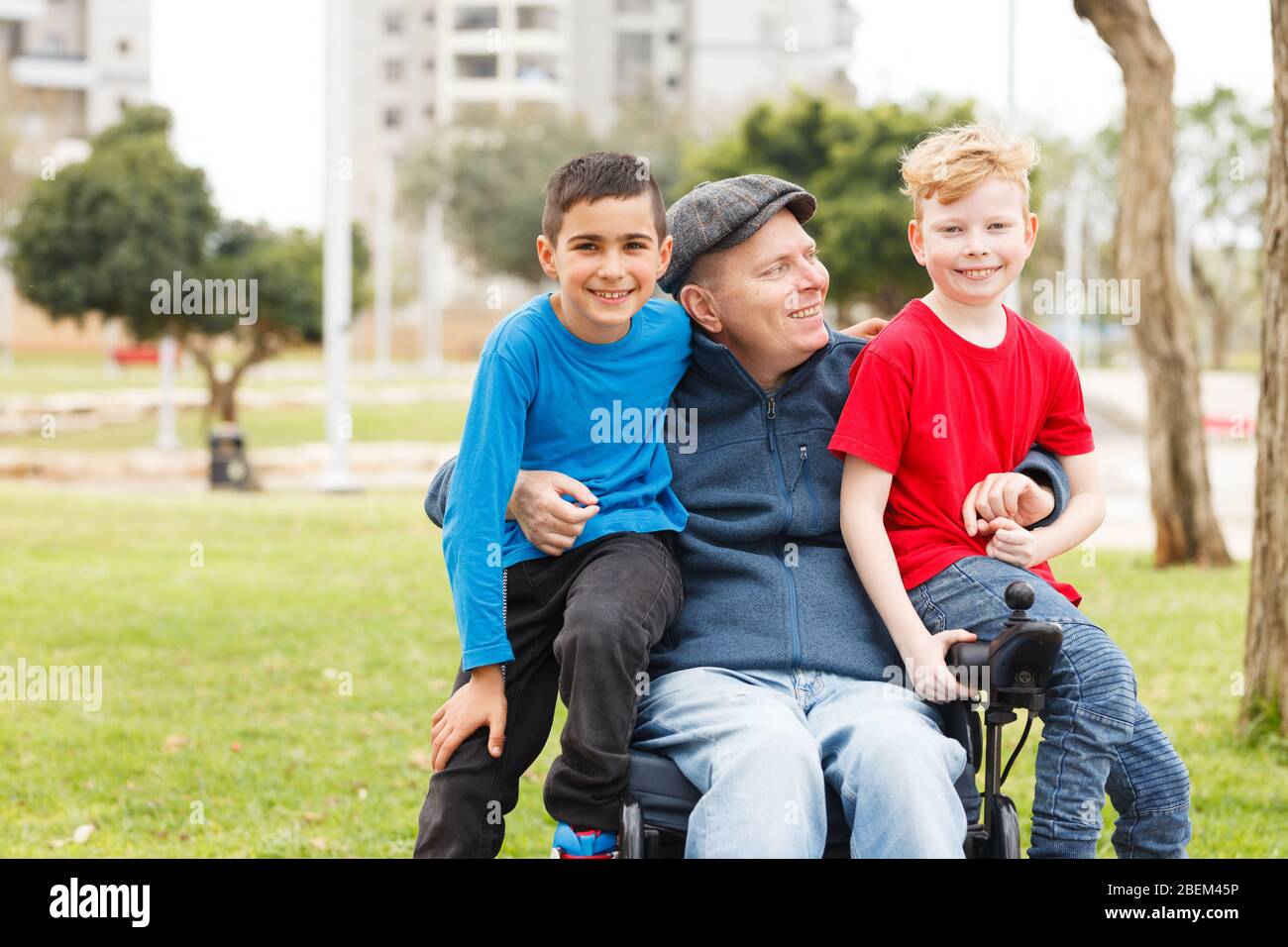 Behinderten Vater spielen mit seinen Söhnen Stockfoto