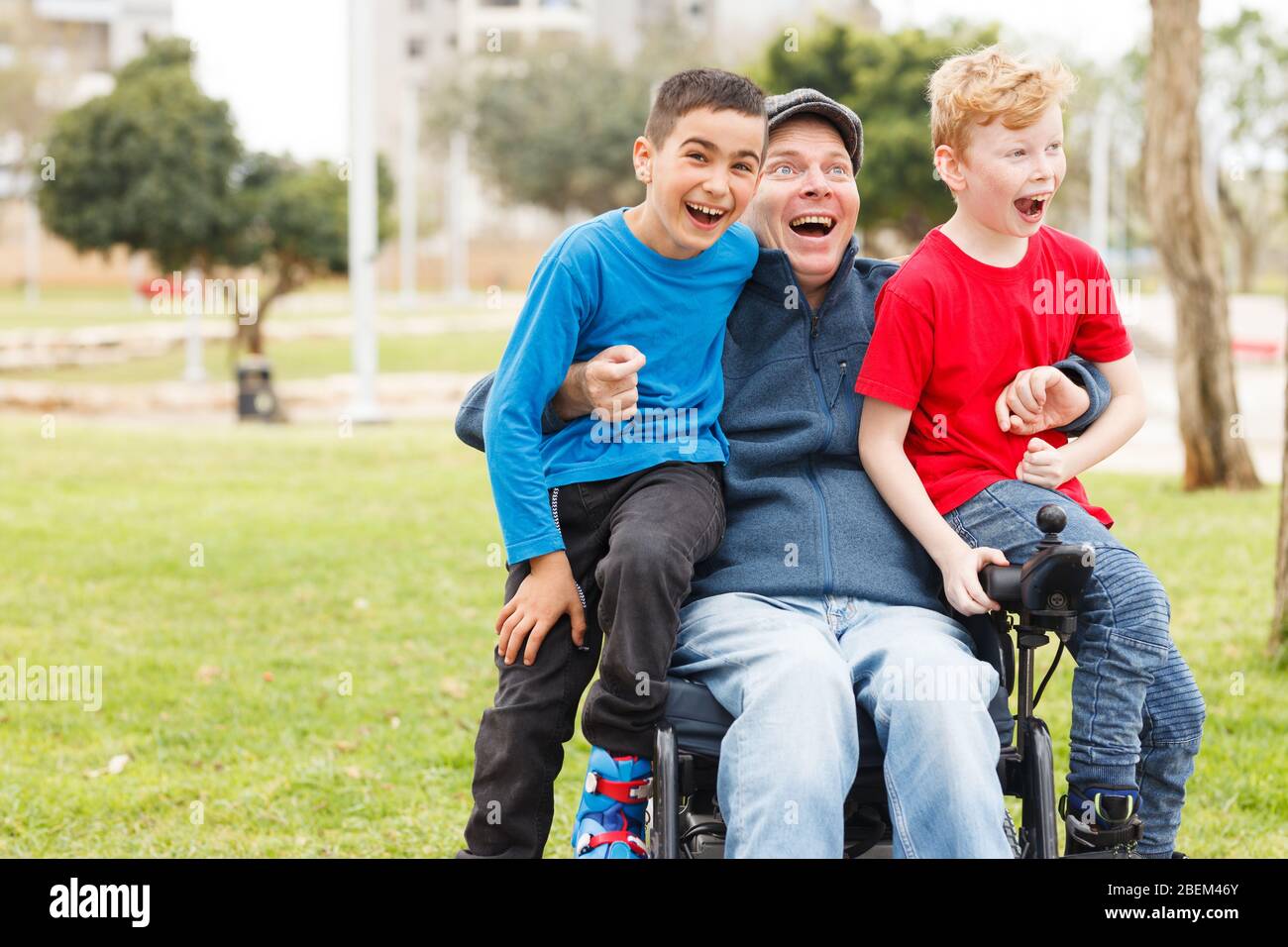 Behinderten Vater spielen mit seinen Söhnen Stockfoto