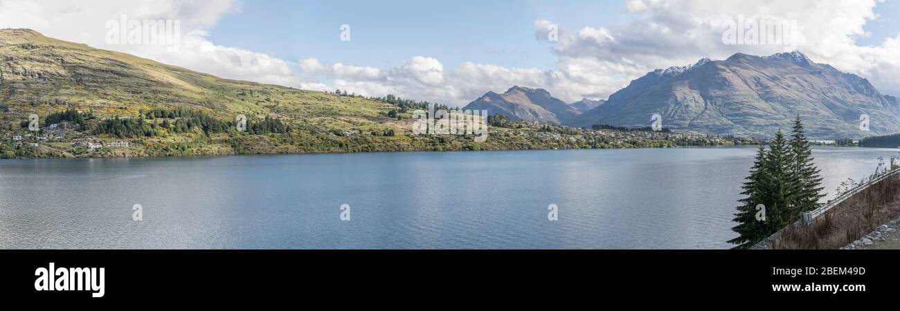 Landschaft mit grünen Kelvin Heights Halbinsel auf Wakatipu See Frankton Arm, aufgenommen in hellen Frühlingslicht von Frankton, Otago, Südinsel, Neuseeland Stockfoto