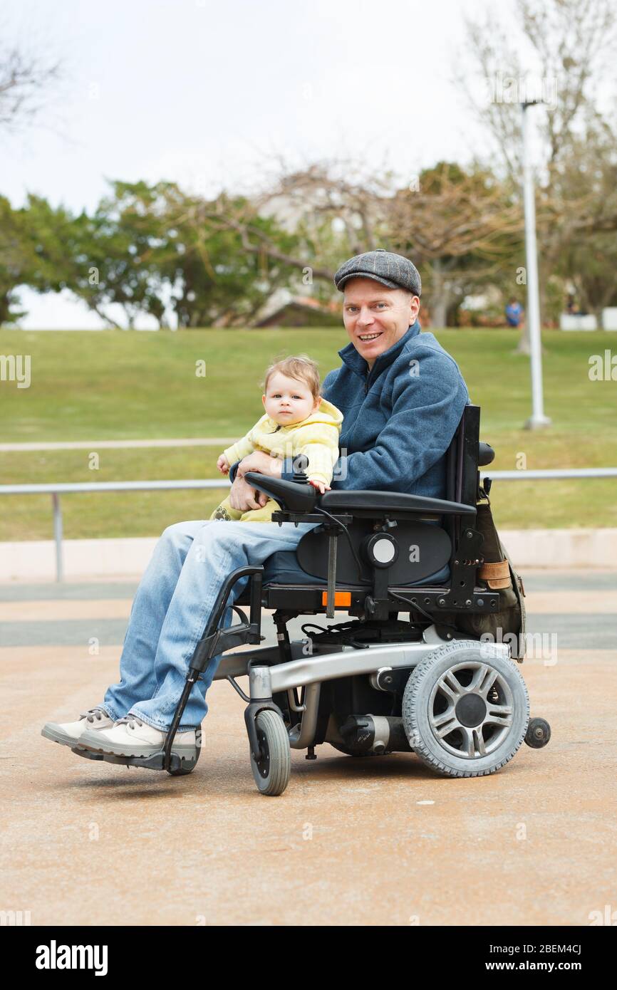 Behinderten Vater spielen mit seinem kleinen Sohn Stockfoto