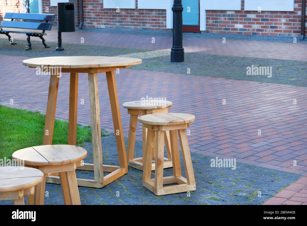 Holztische und Stühle auf der Straße. Innen des Sommer-Cafés. Stockfoto