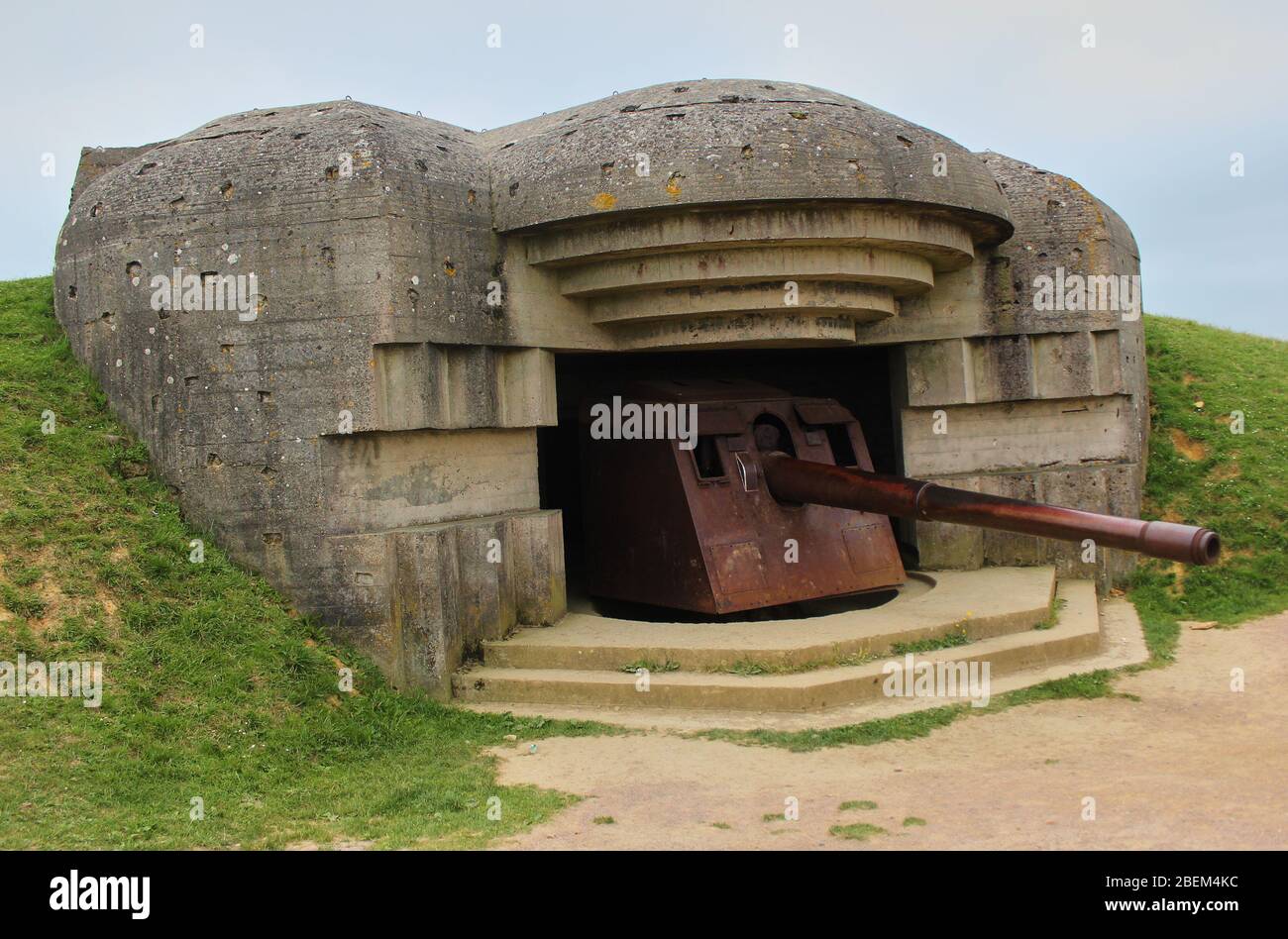 Überreste der deutschen Batterie, die am 07 1944. Juni gefangen genommen wurde, Bunker und Artilleriegewehren Stockfoto