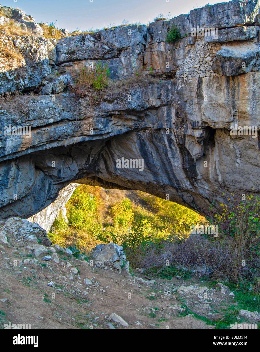 Landschaft mit natürlichen Felsbrücke, die durch eine eingestürzte Höhle, bekannt als Gottes Brücke oder 'Podul lui Dumnezeum' in Ponoarele, Mehedinti, Rumänien, gebildet wird Stockfoto