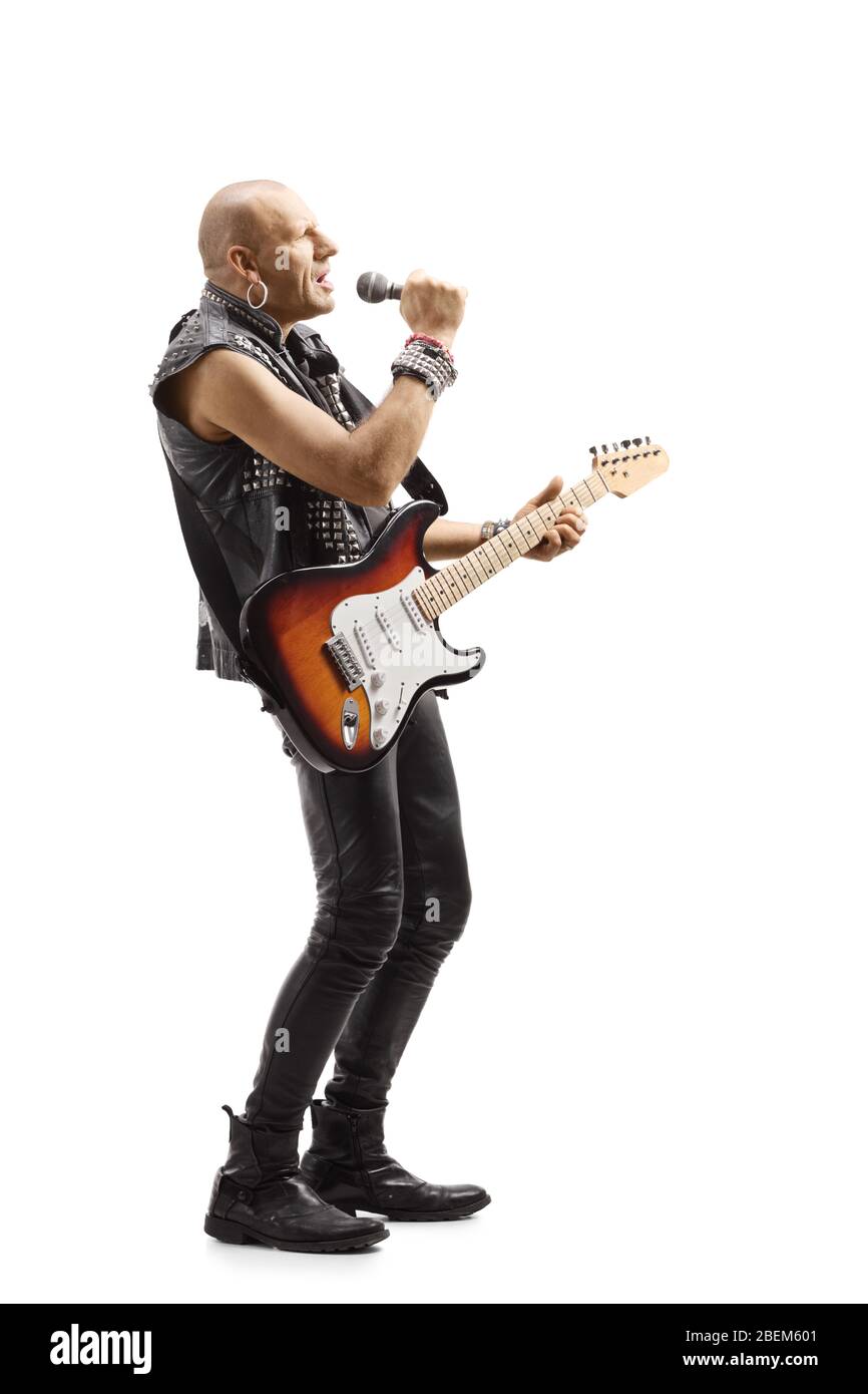 Full Length Profil Aufnahme eines männlichen Rockstars mit einem Mikrofon und einer E-Gitarre isoliert auf weißem Hintergrund Stockfoto