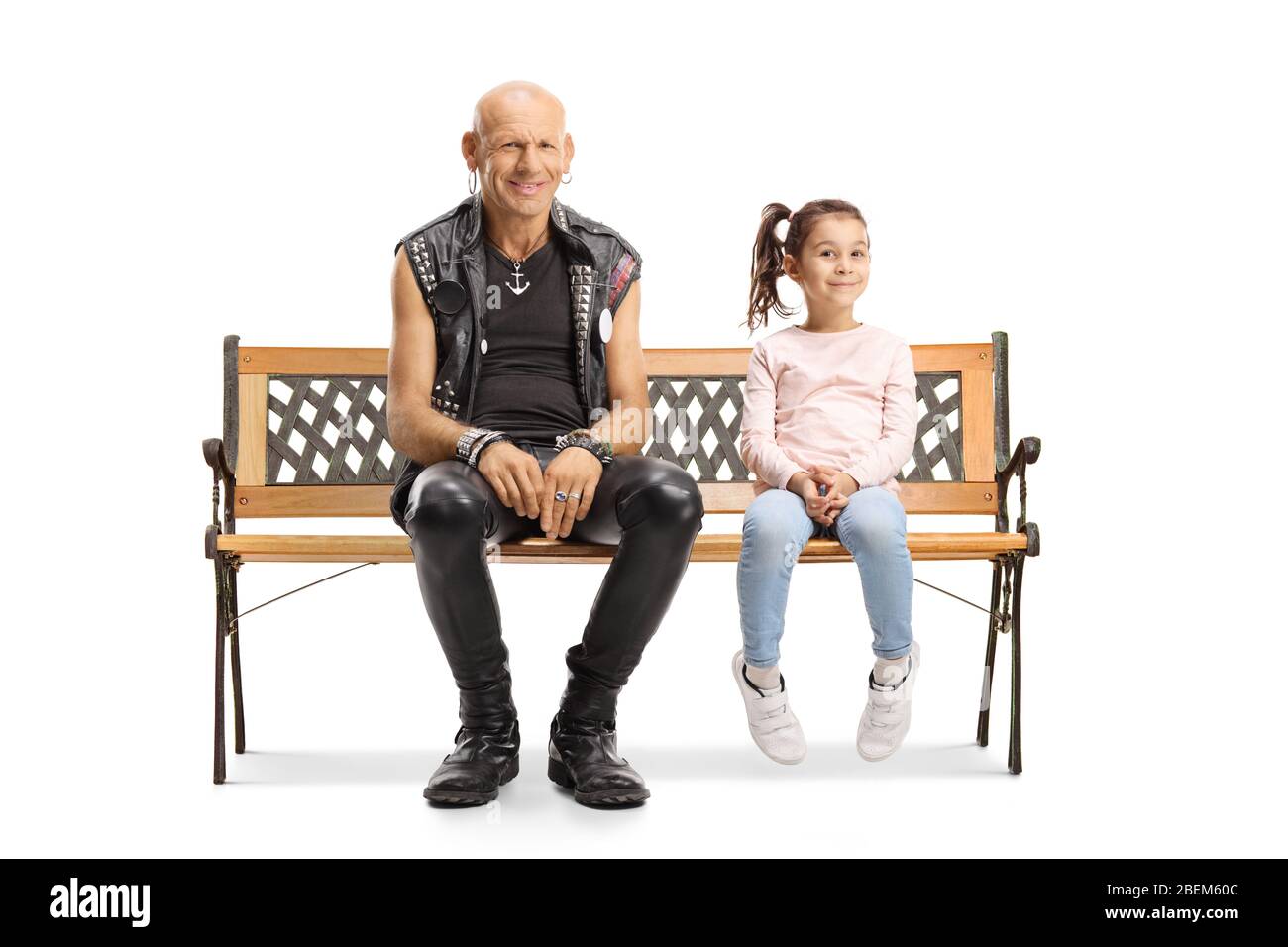 Punk-Mann sitzt auf einer Bank mit einem kleinen Mädchen isoliert auf weißem Hintergrund Stockfoto